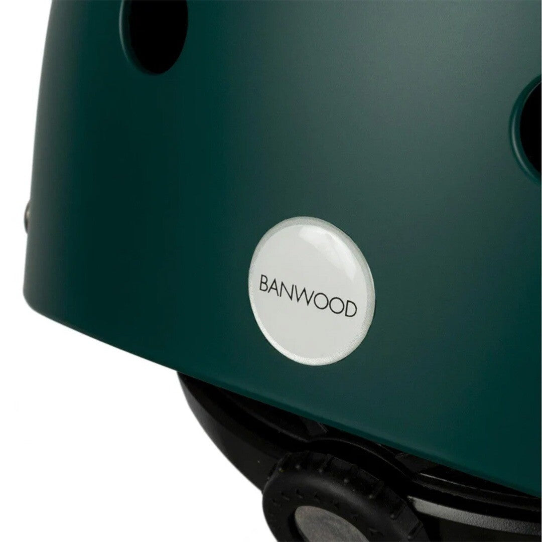 Detail van de Banwood kinderhelm met het merklogo op een witte sticker.