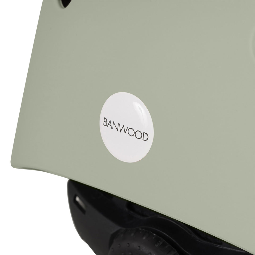 Detail van de Banwood kinderhelm met het merklogo op de zijkant.