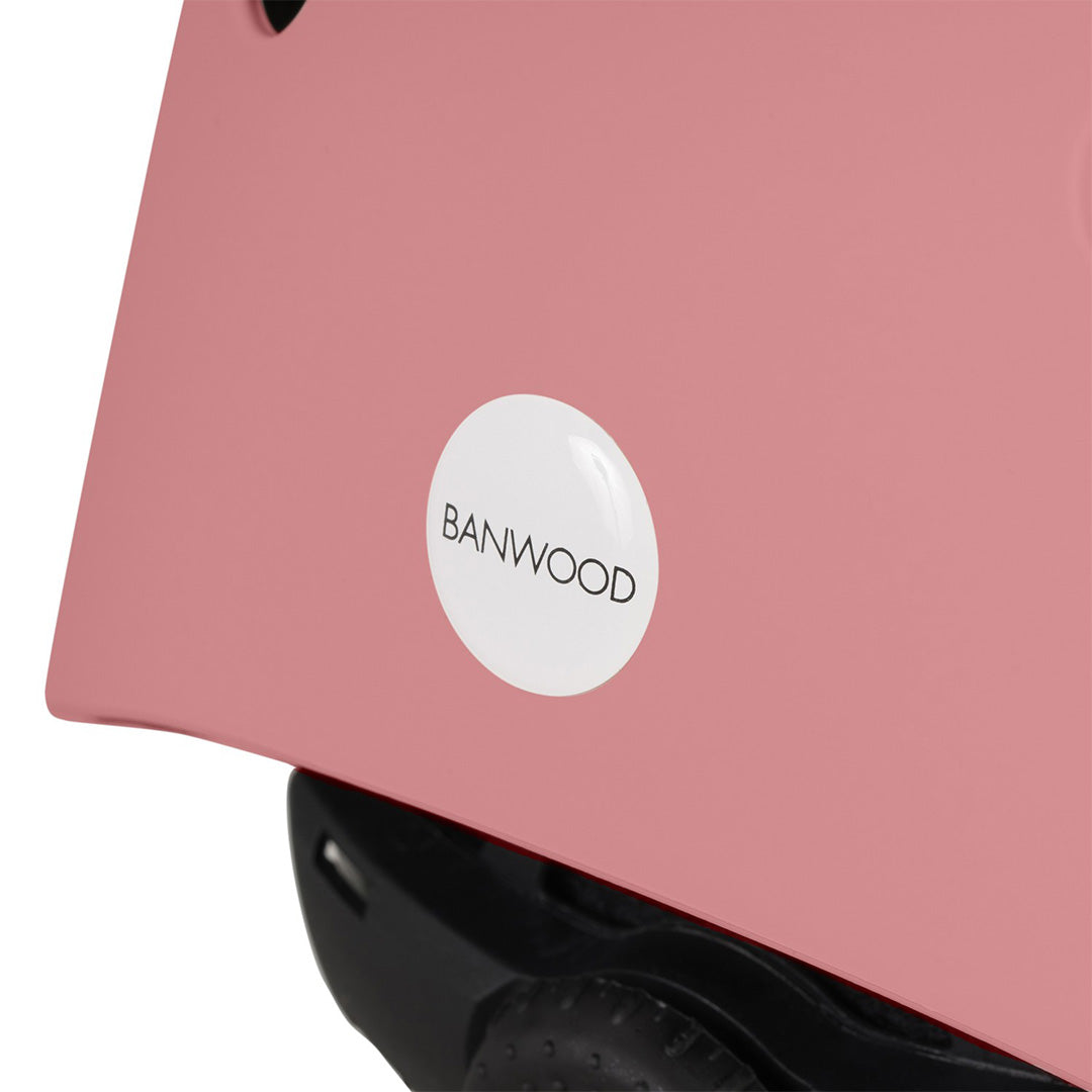 Detail van de roze Banwood kinderhelm met het witte Banwood logo.