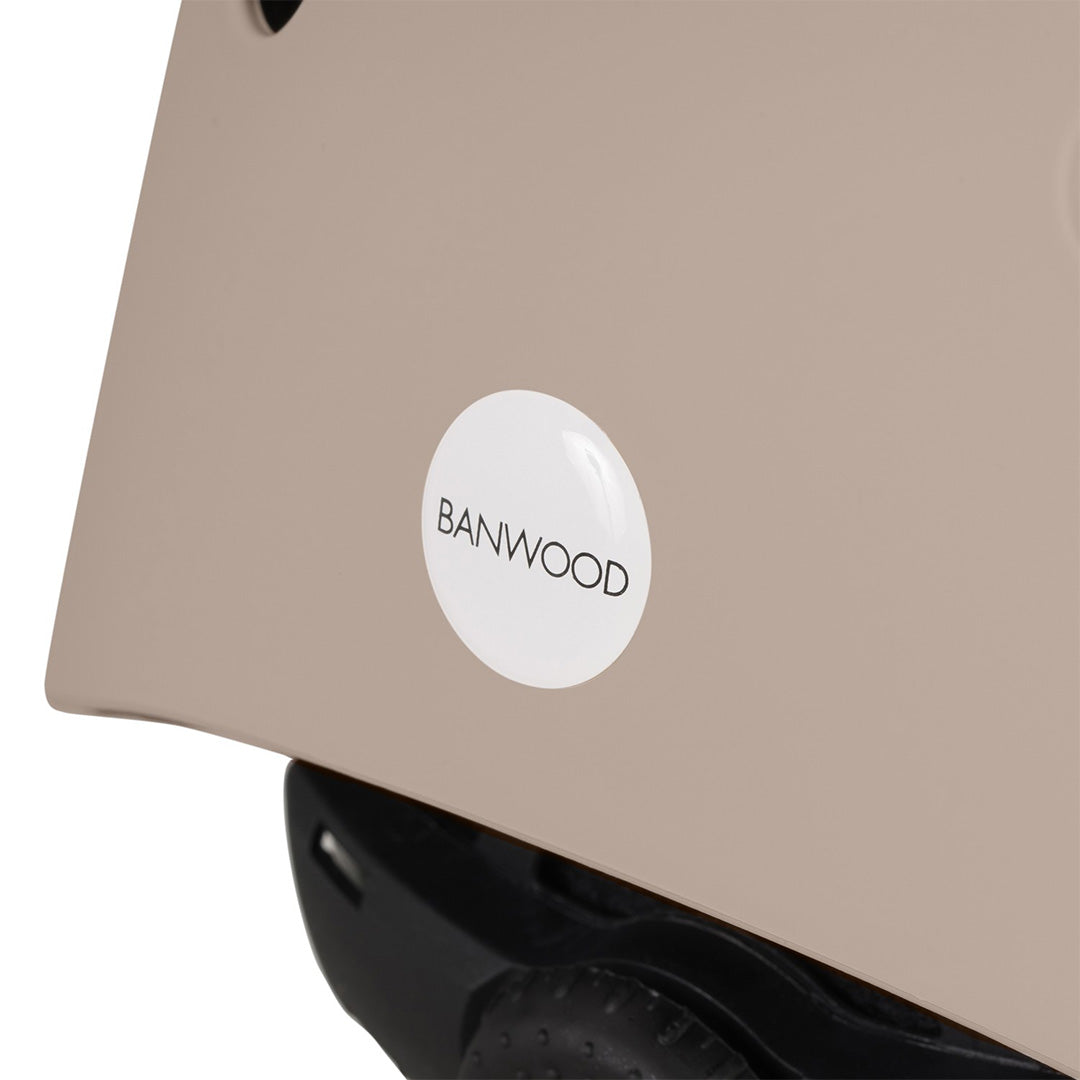 Detail van het Banwood logo op de zandkleurige kinderhelm.