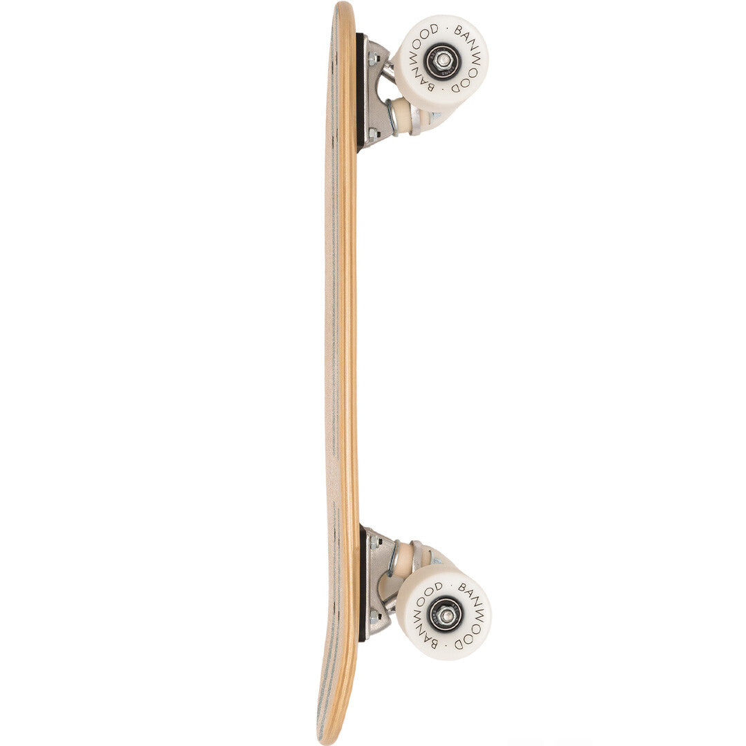 Banwood kinderskateboard van de zijkant, met het houten deck en witte wielen.