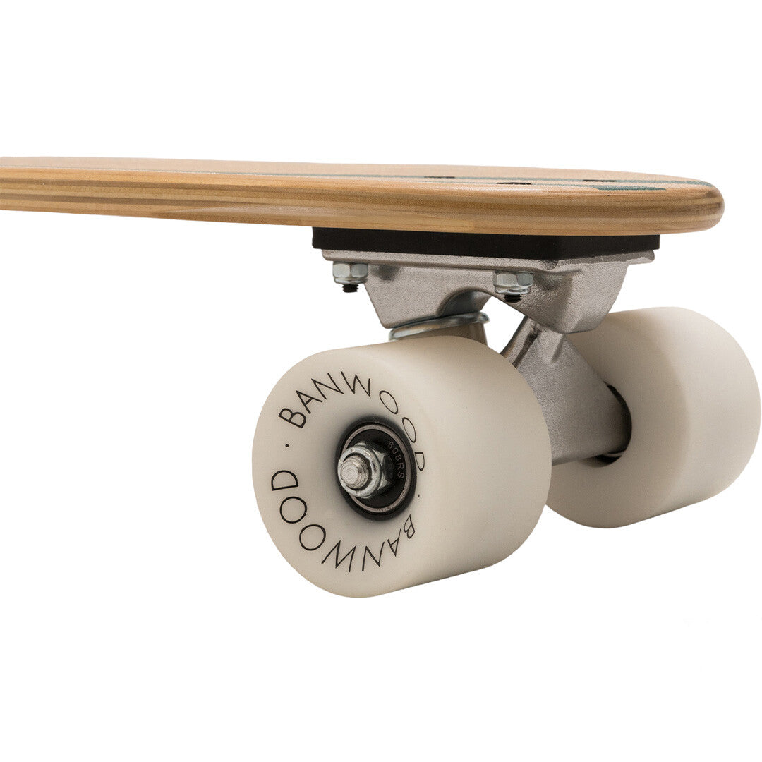 Detail van de witte wielen en trucks van een Banwood kinderskateboard.