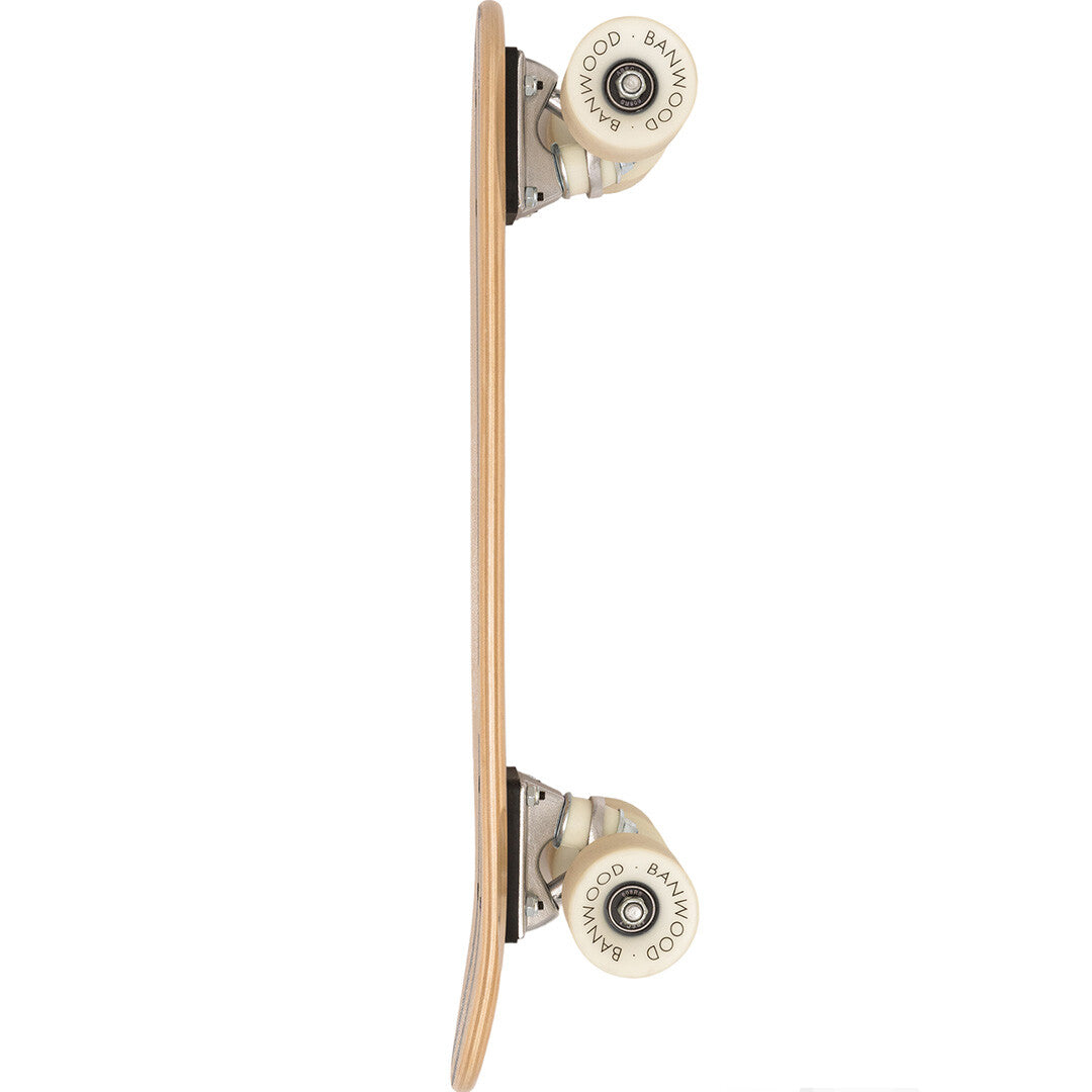 Banwood kinderskateboard, van de zijkant gezien, met beige dek en witte wielen.