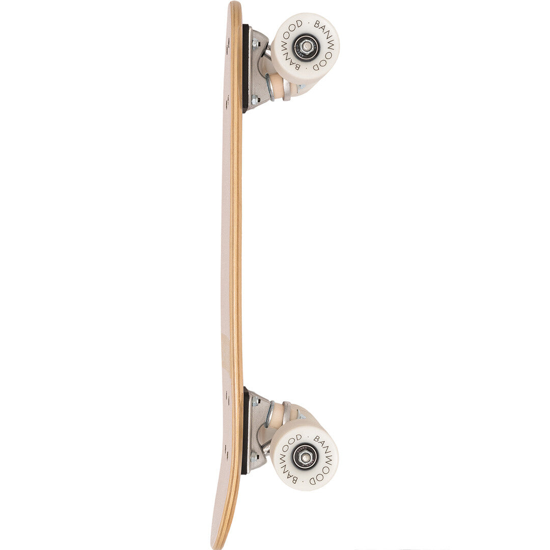 Banwood kinderskateboard van de zijkant, met houten dek en witte wielen.
