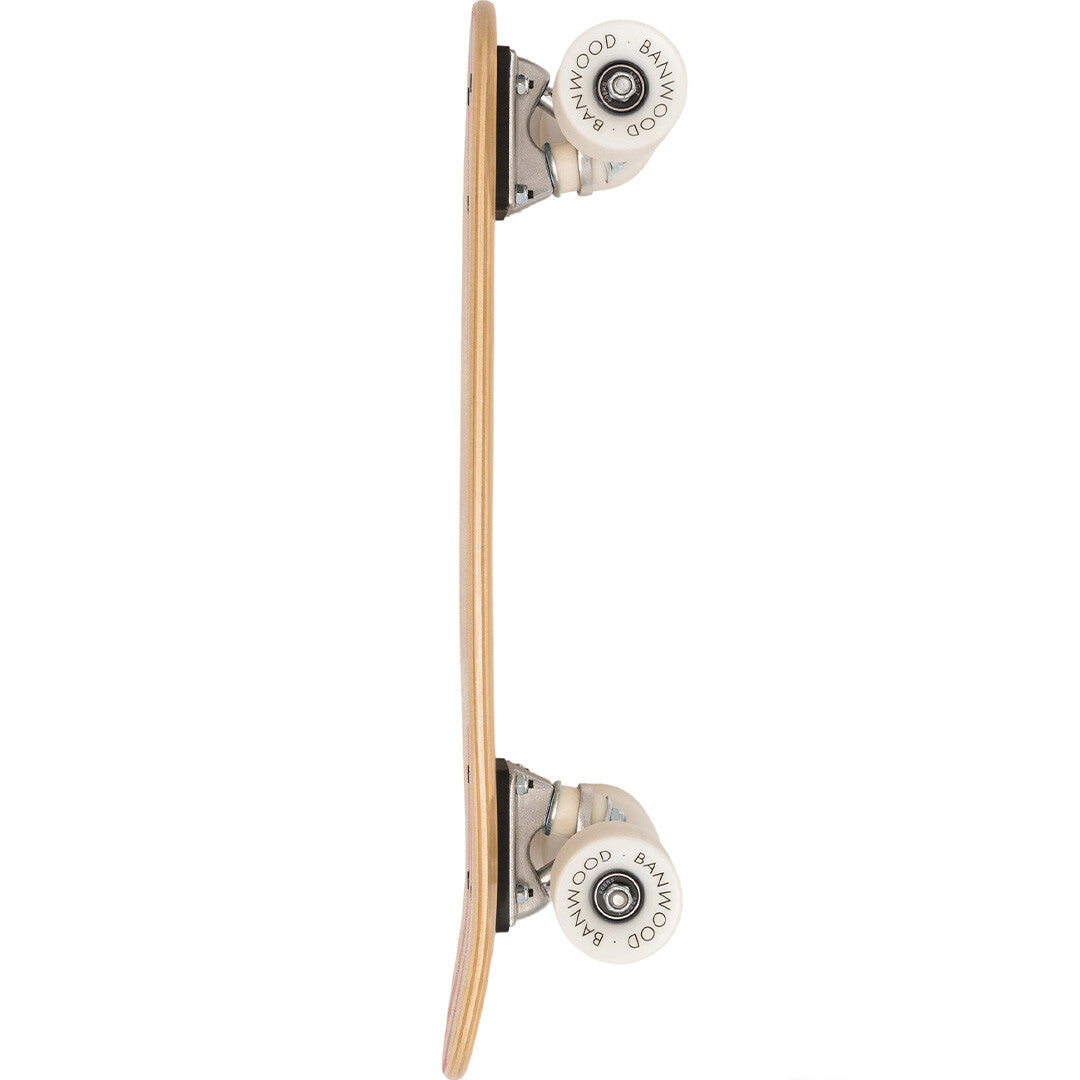 Zijaanzicht van het Banwood kinderskateboard met houten dek en witte wielen.