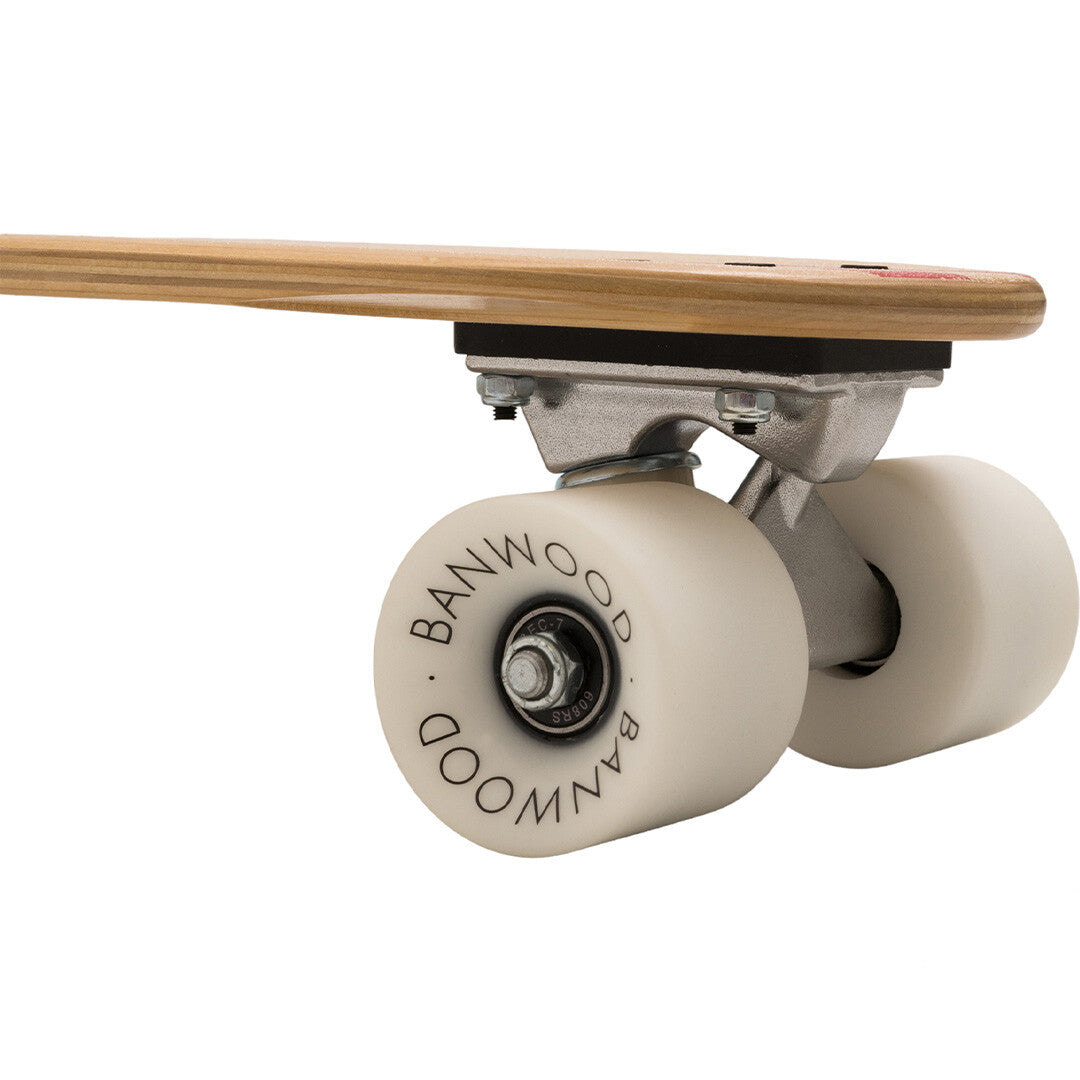 Detailopname van de witte wielen en trucks van het Banwood kinderskateboard.