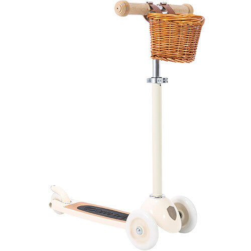 Banwood kinderstep in crème kleur met een rieten mandje aan het stuur.