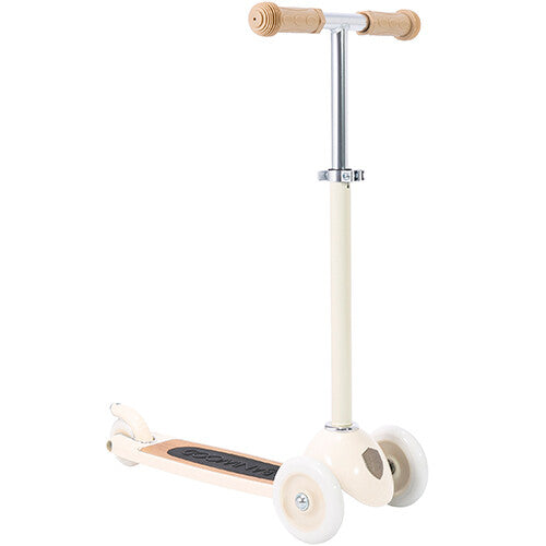 Banwood kinderstep in crème kleur, schuin vooraanzicht.