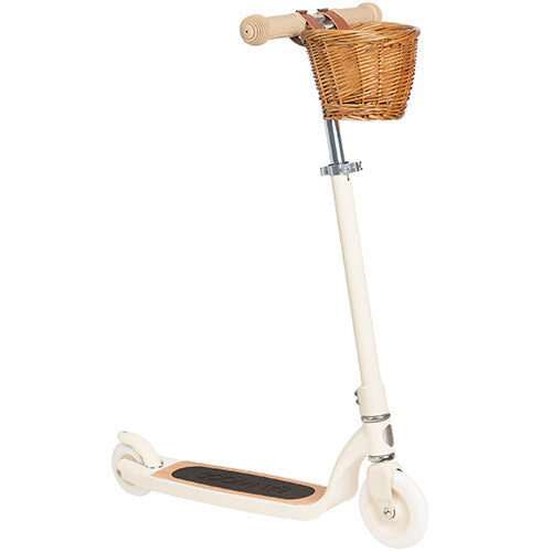 Banwood kinderstep maxi in crème kleur met een rieten mandje aan het stuur, schuin van voren gezien.