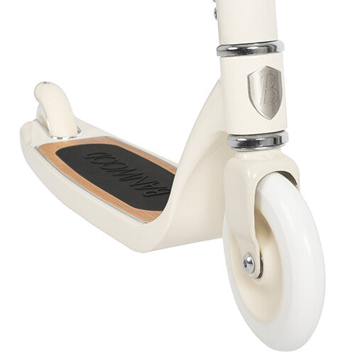Detail van de voorkant van de Banwood kinderstep maxi met het antislip deck en het voorwiel.