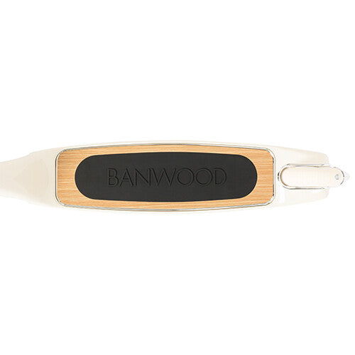 Detail van het antislip deck van de Banwood kinderstep maxi met het Banwood logo.
