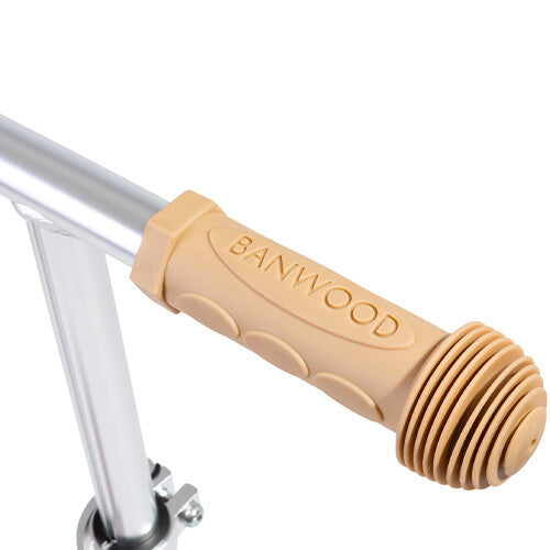 Detail van het handvat van de Banwood kinderstep maxi met het Banwood logo.