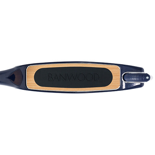 Bovenaanzicht van de houten voetenplank met antislip pad en Banwood logo van de kinderstep.