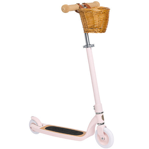 Banwood roze kinderstep met rieten mandje, schuin van voren.
