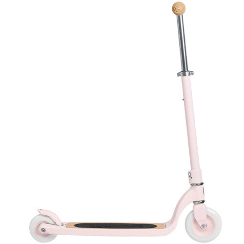 Banwood roze kinderstep zonder mandje, van de zijkant.