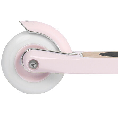 Detail van het achterwiel en spatbord van de Banwood roze kinderstep.