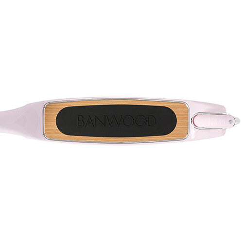 Bovenaanzicht van het deck van de Banwood roze kinderstep met antislip.