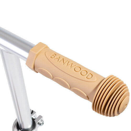 Detail van de handgreep van de Banwood kinderstep met merknaam.