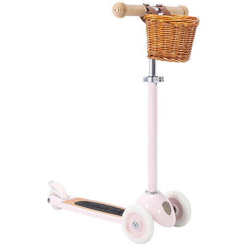 Banwood kinderstep in het roze met een rieten mandje aan het stuur.