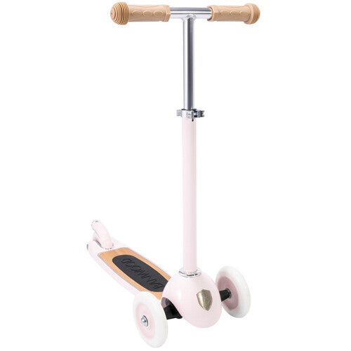 Banwood kinderstep in het roze met een houten voetenplank, schuin van voren.