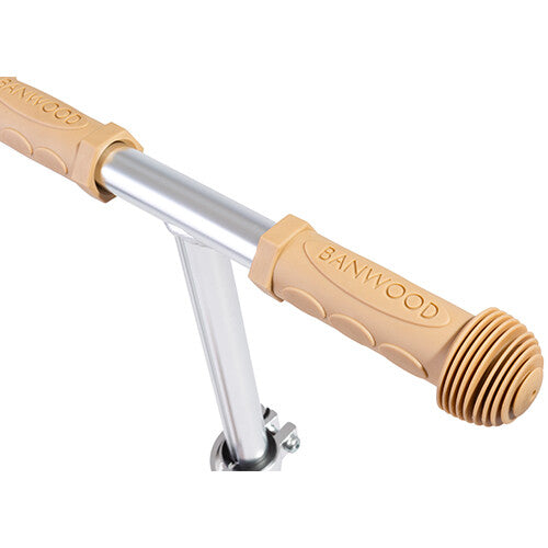 Detail van het stuur van de Banwood kinderstep met beige handvatten en het merklogo.