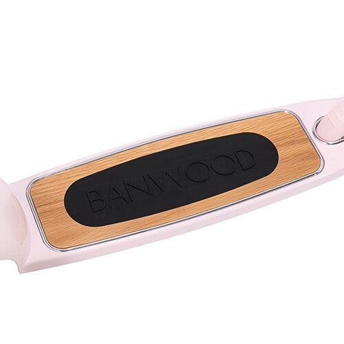 Detail van de houten voetenplank van de Banwood kinderstep met het zwarte antislip logo.