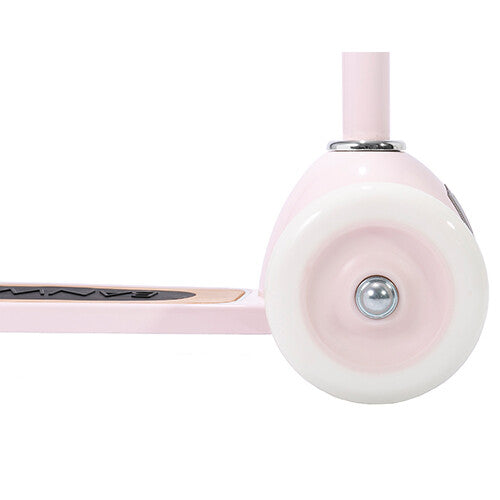 Detail van een voorwiel van de roze Banwood kinderstep.