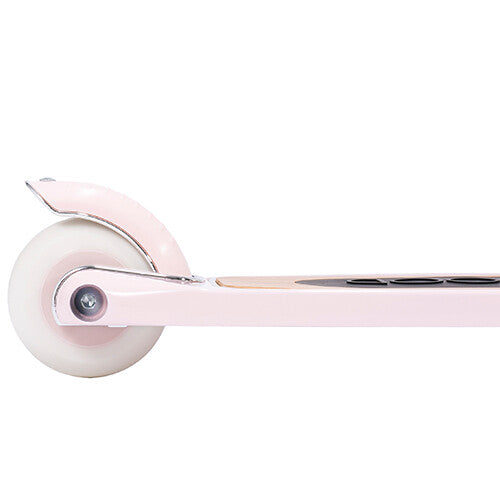 Detail van het achterwiel en de roze spatbord van de Banwood kinderstep.