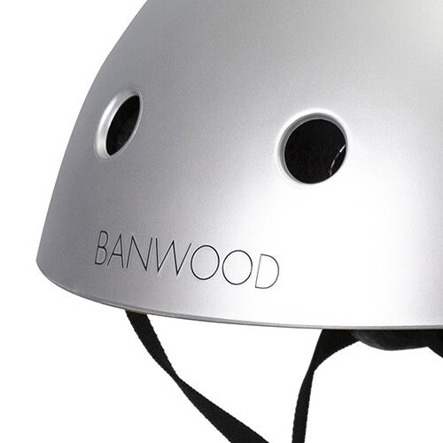 Close-up van het Banwood logo op de zilveren kinderhelm.