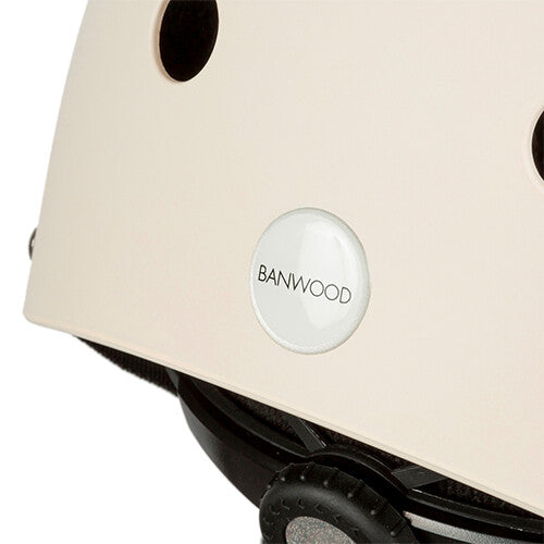Detail van de Banwood kinderhelm met het logo op de zijkant.