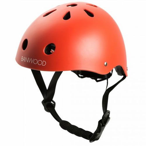 Banwood rode kinderhelm met ventilatiegaten en kinband, schuin gefotografeerd.