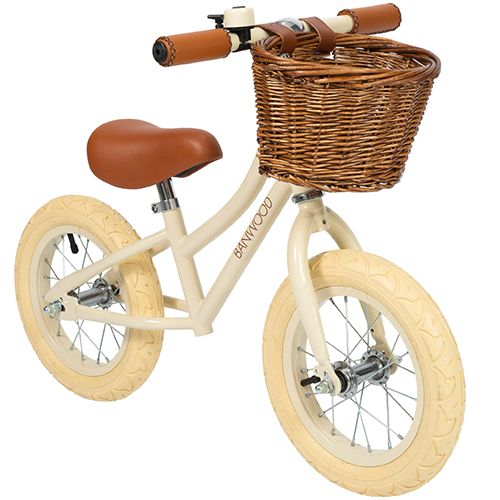 Banwood loopfiets First Go! in crème kleur met bruin zadel, handvatten en een rotan mandje.