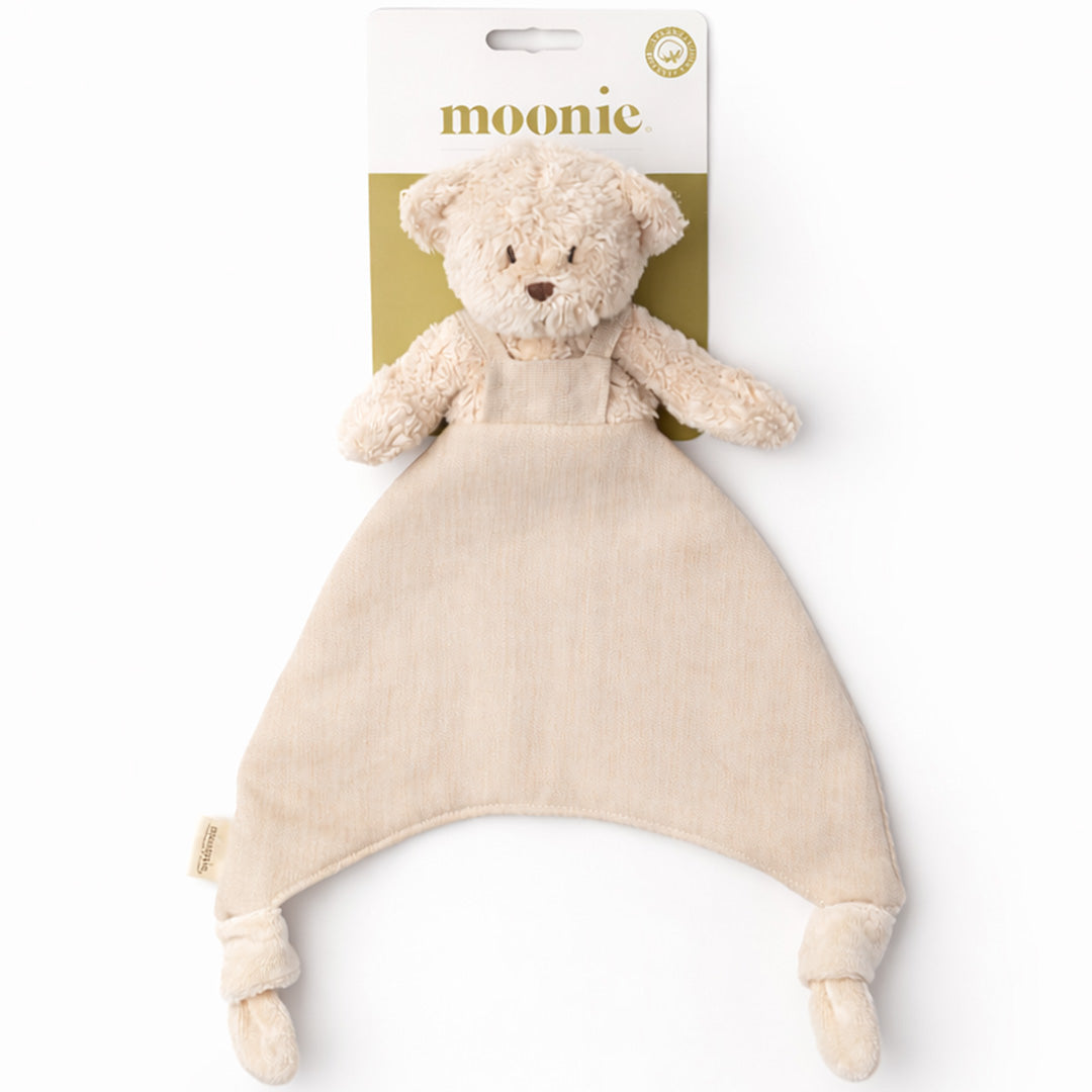 Moonie beige knuffeldoekje in de vorm van een beer, gepresenteerd op de verpakking.