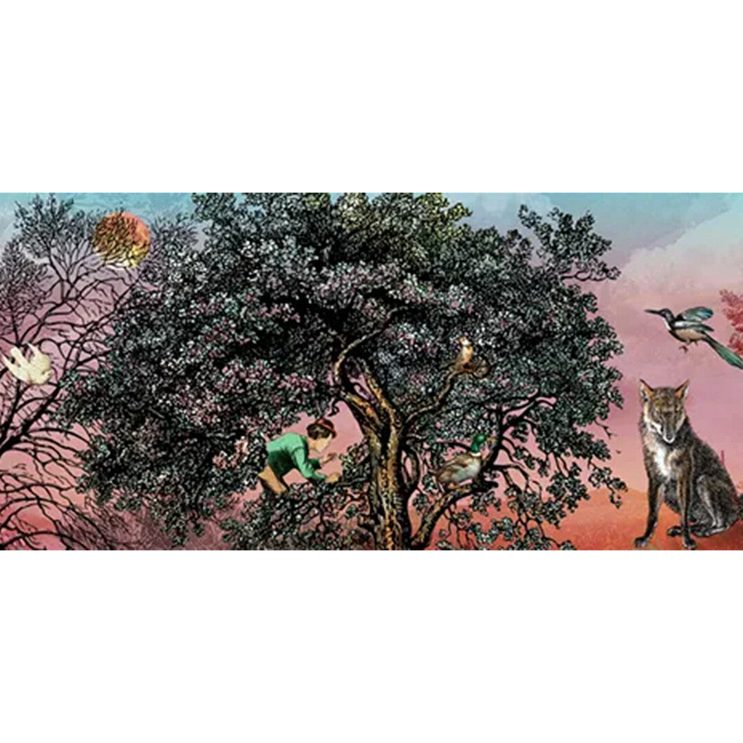 Detail van de illustratie van het Belle Lurette muziekdoosje met een kind in een boom, vogels en een wolf.