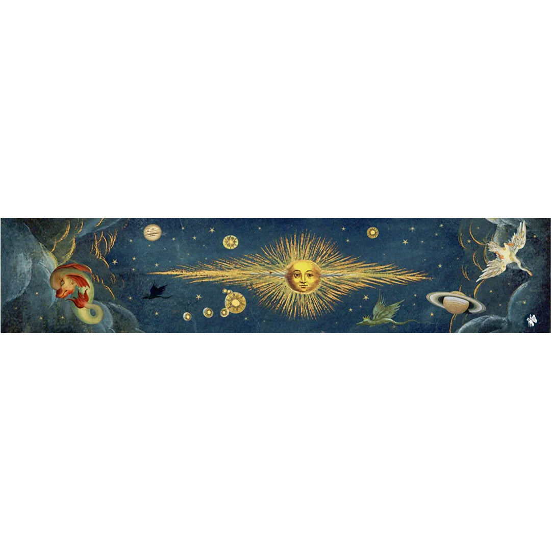 Een detailfoto van het ruimte-thema ontwerp met een zon, planeten en mythologische figuren op een donkerblauwe achtergrond.