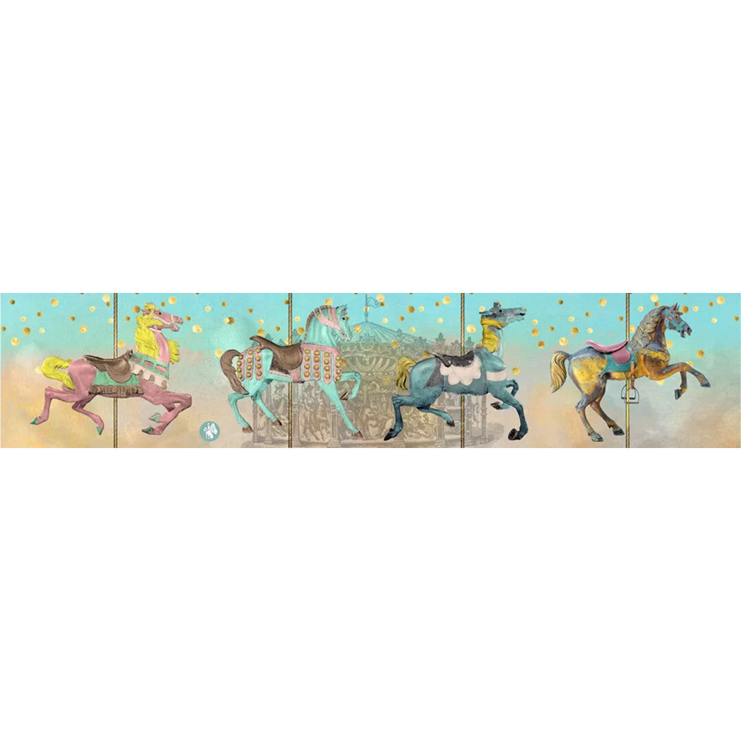 Detail van het patroon met vier kleurrijke carrousel paarden op een lichtblauwe achtergrond.