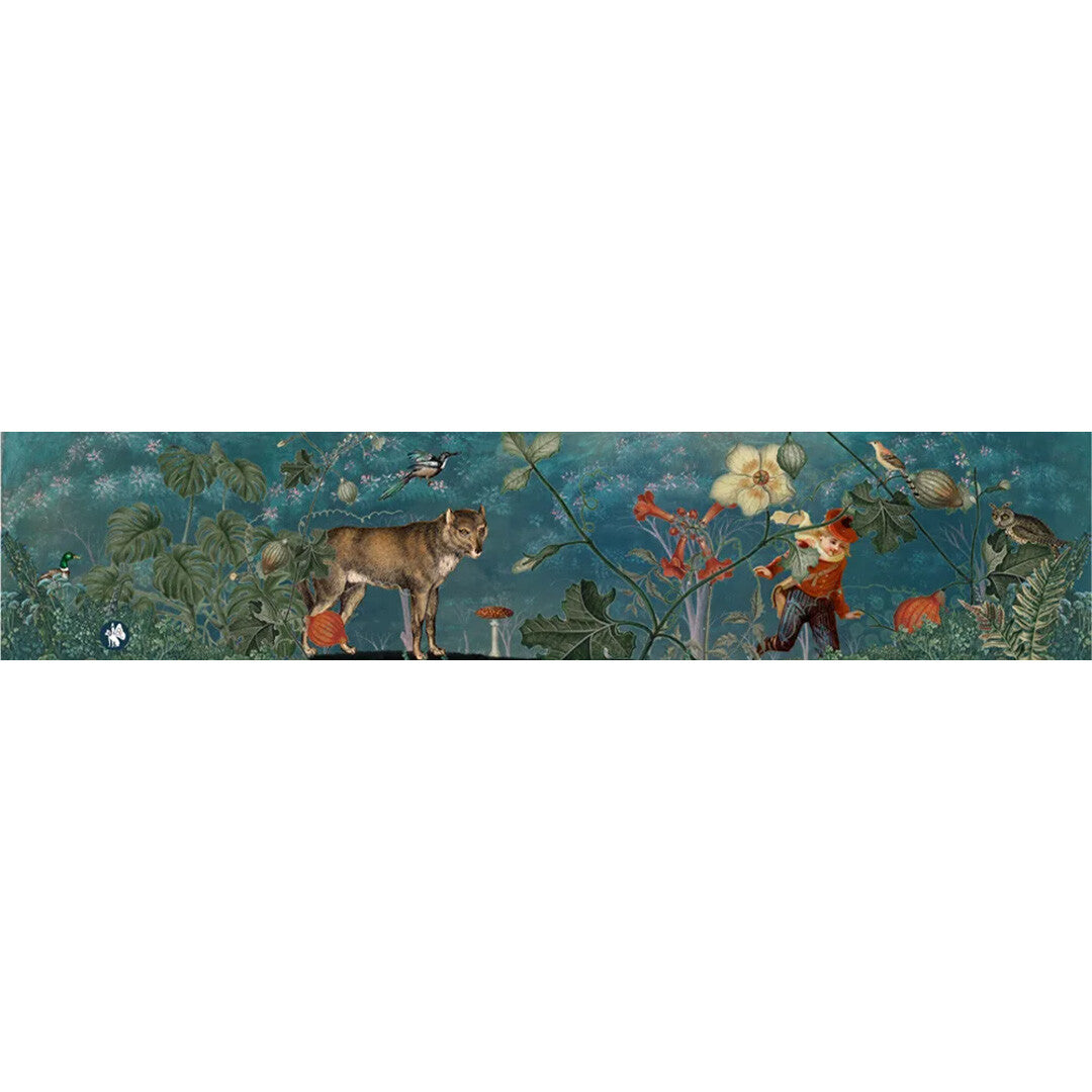 Detail van de Peter and the Wolf illustratie van het muziekdoosje met een wolf, jongen, bloemen en vogels.