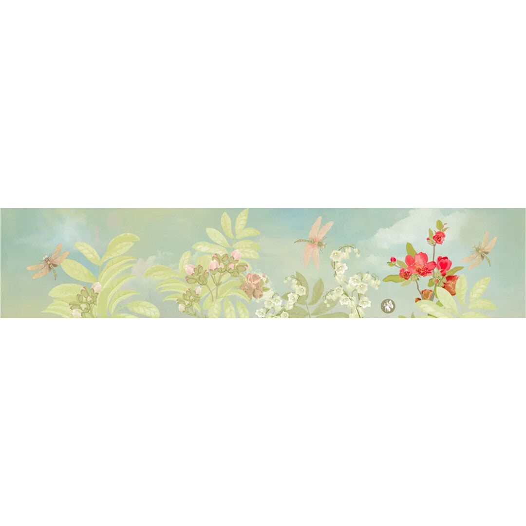 Detail van het gebloemde patroon met bladeren, bloemen en libellen.