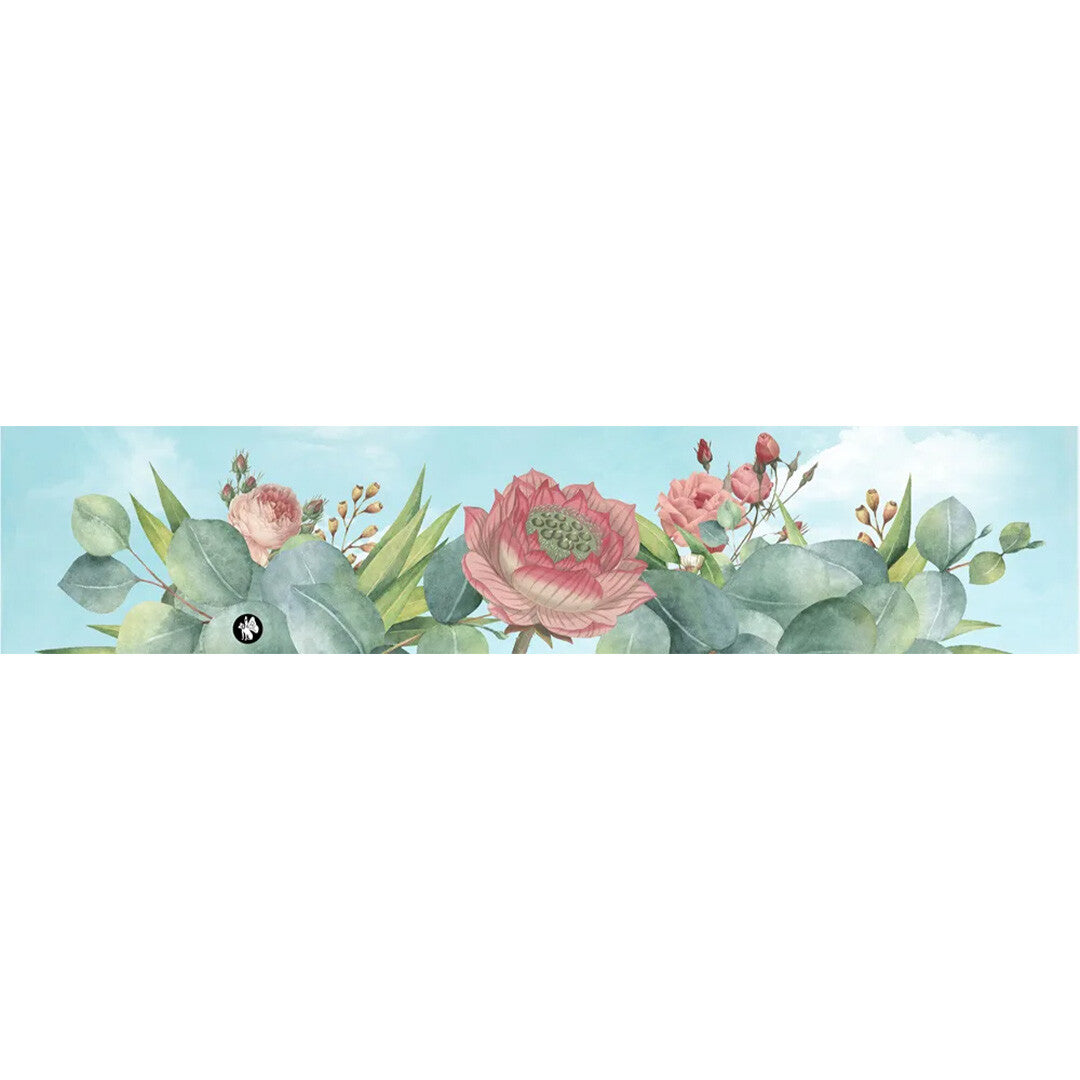 Horizontale strook met een bloemen- en bladerenpatroon op een lichtblauwe achtergrond.