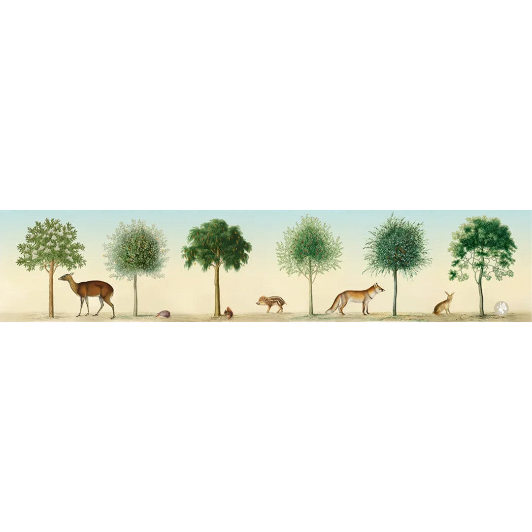 Detail van de illustratie op het muziekdoosje met een hert, wild zwijn, vos en konijn tussen bomen.