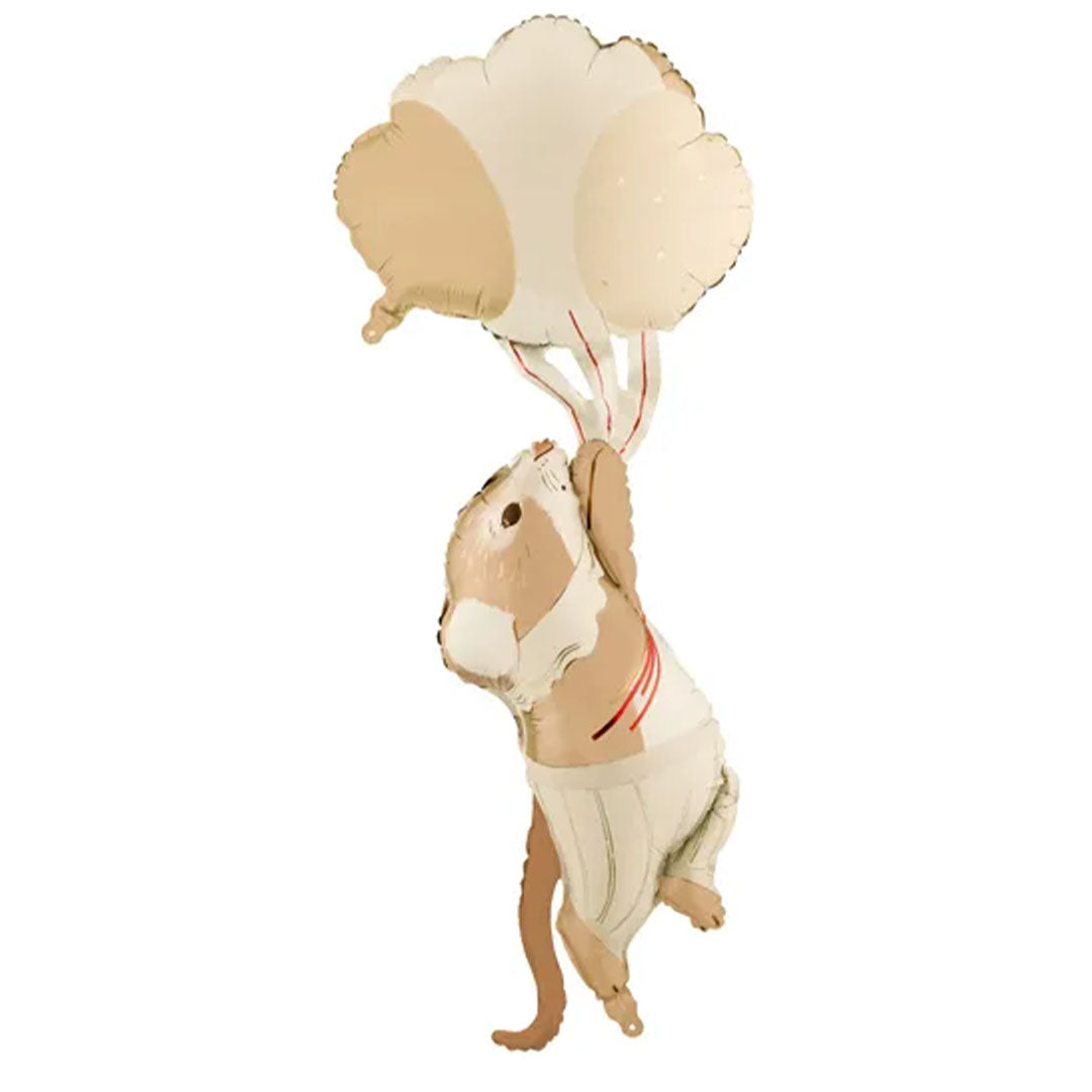 Partydeco folieballon van een beige muis die aan twee wolkballonnen hangt.