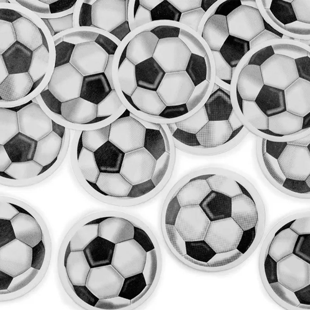 Detail van ronde confetti in de vorm van zwart-witte voetballen.
