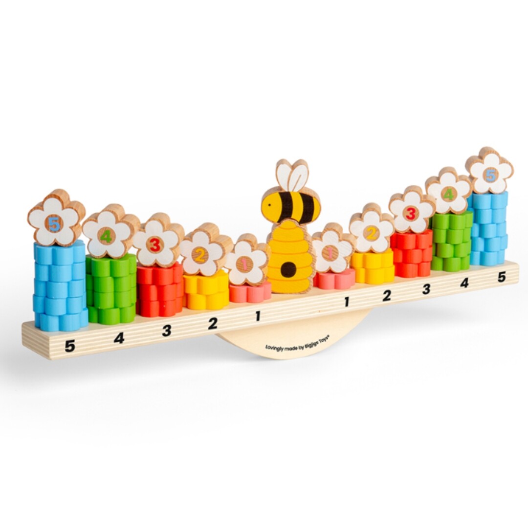 Bigjigs houten balanceerspel met bloemen, bij en gekleurde ringen, in balans op de weegschaal.