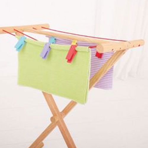 Detail van het Bigjigs houten droogrek speelgoed met kleine stukjes stof en wasknijpers.