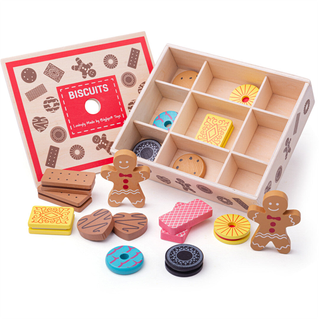 Bigjigs houten speelgoedkoekjes en een open koektrommel met vakjes, met diverse koekjes eromheen en de deksel ernaast.