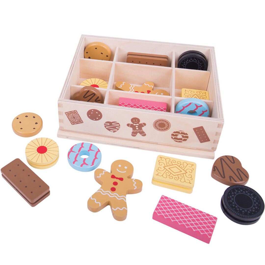 Bigjigs houten speelgoedkoekjes in een open koektrommel met vakjes, met diverse koekjes verspreid op een witte ondergrond.