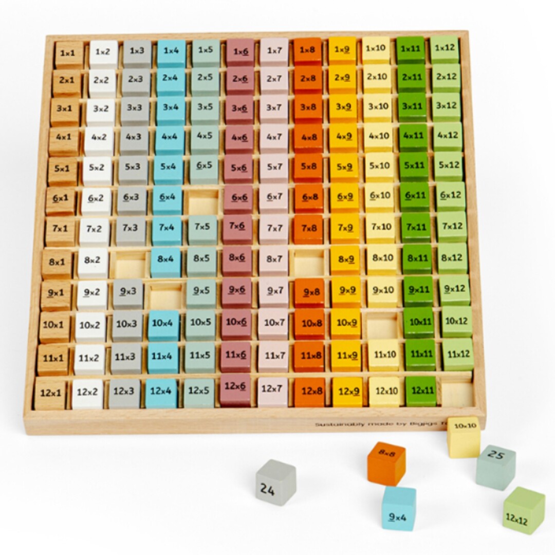 Bigjigs houten rekenbord voor de tafels 1-12 met kleurrijke blokjes en enkele losse blokjes ervoor.