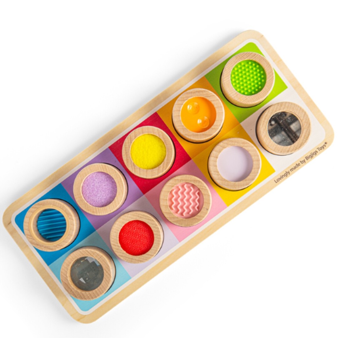 Bigjigs houten sensorisch bord met acht ingelegde houten cilinders, elk met een unieke textuur of kleur.
