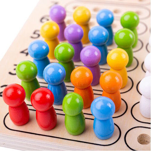 Detail van een houten strategiespel met rijen gekleurde pionnen in het telbord.
