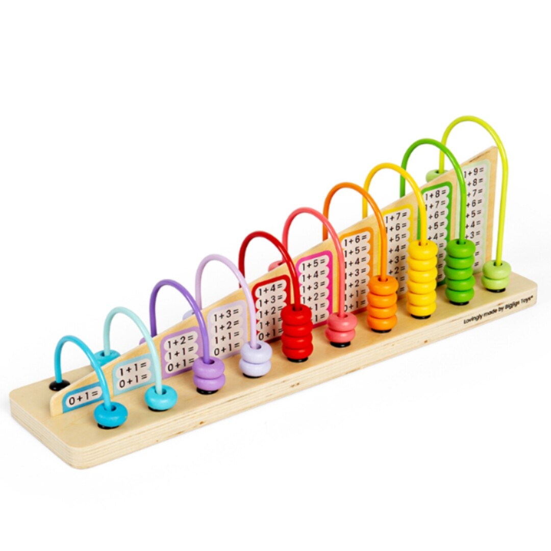 Bigjigs regenboog telraam met kleurrijke kralen op bogen en rekensommen op de houten basis.